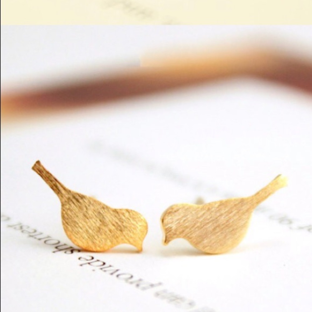 NEW!๐๐ADORABLE!๐LITTLE๐GOLDEN BIRD๐STUDS!๐๐ - Picture 7 of 8